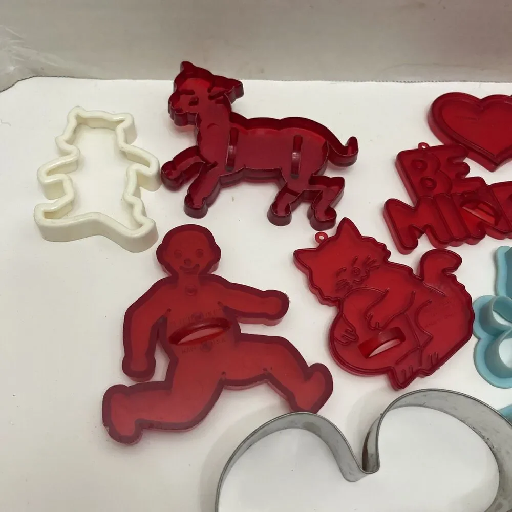 Lot Of Vintage Cookie Cutters Looney Tunes Popples Holiday Vintage Mickey Plus